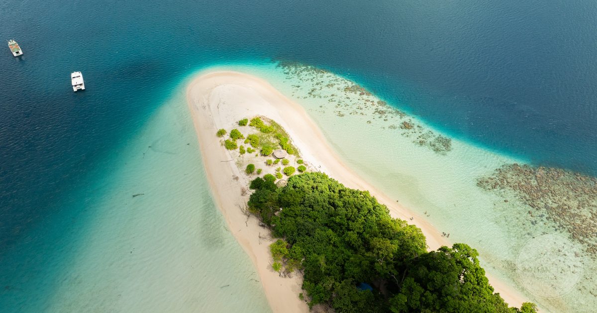 White sand and turquoise water at Jolly Buoy Island, Andaman Islands, India