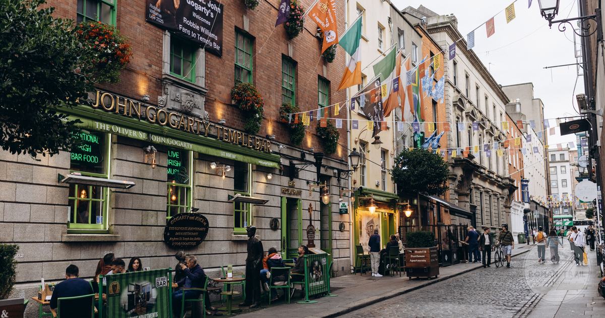 Street scene in the Temple Bar district of Dublin, Ireland