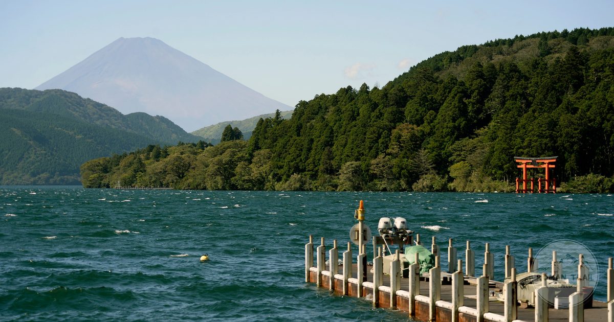 A pier on Lake Ashi with Mount Fuji behind it, Hakone packing list for women by Roman Trail Outfitters