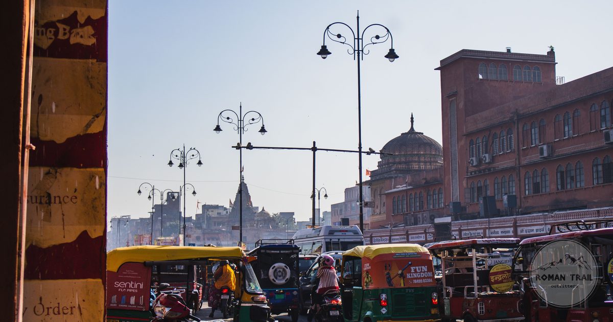 Street scene with auto rickshaws in the pink old city of Jaipur, India