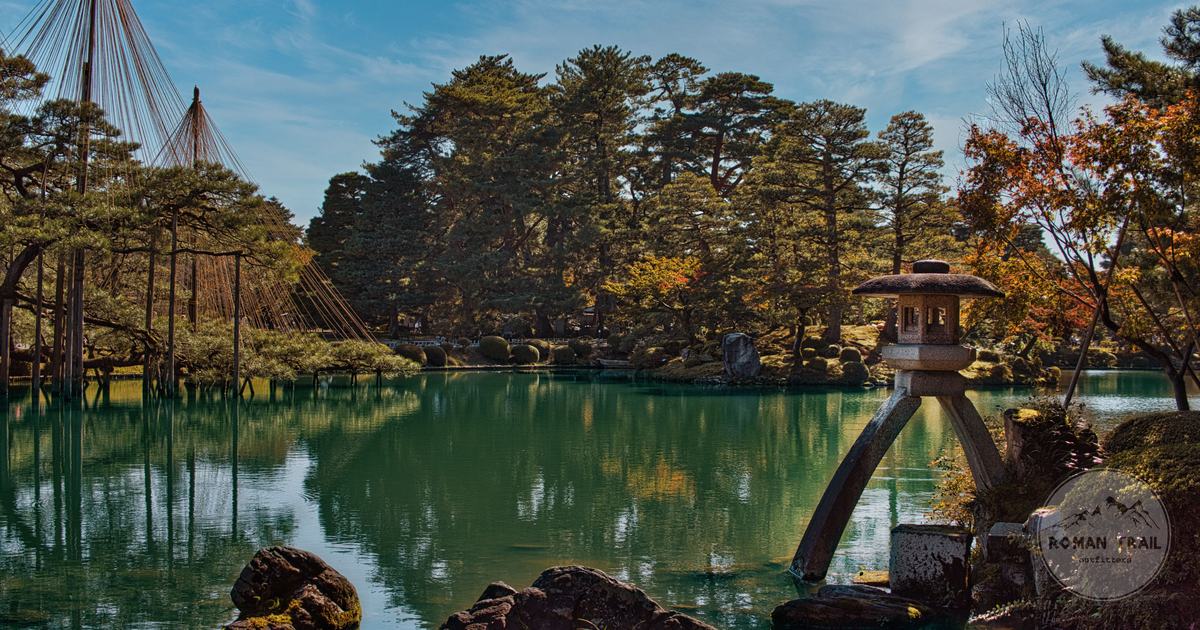 The stone lantern and pond at Kenrokuen garden in Kanazawa, Kanazawa packing list for women by Roman Trail Outfitters