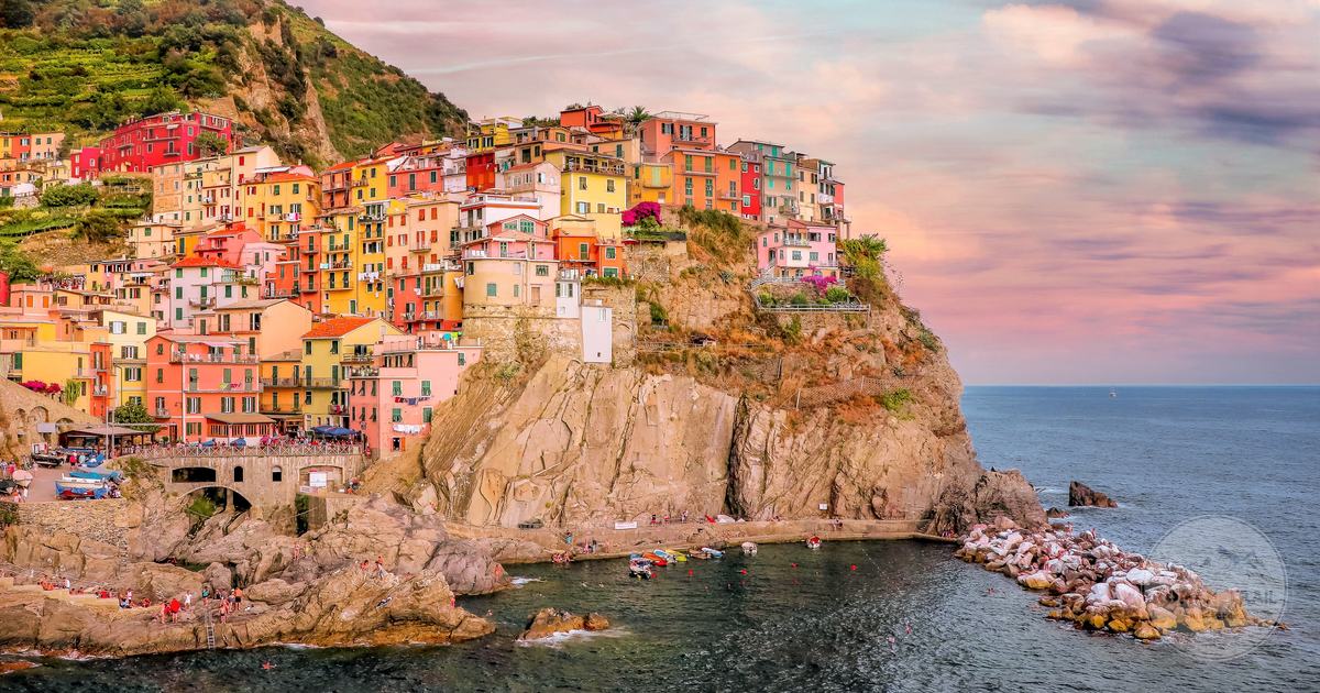 The cliffside village of Manarola, Cinque Terre Italy