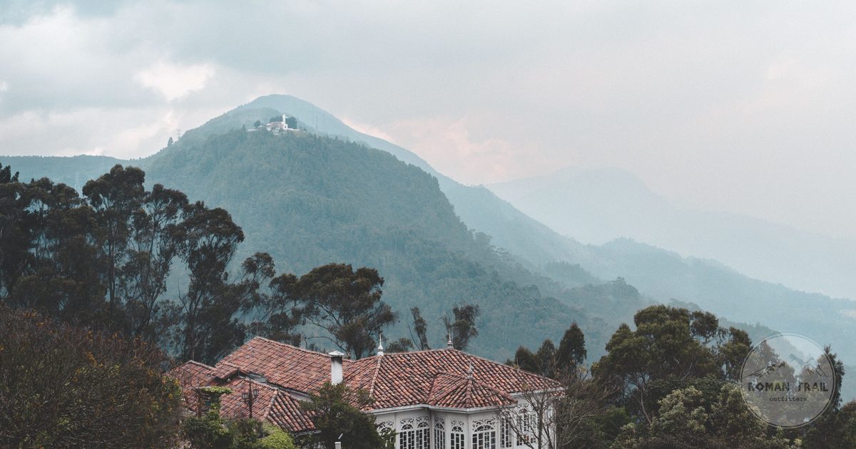A guesthouse set among misty Colombian mountains