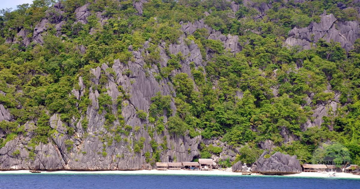 Limestone cliffs and clear blue water in El Nido, Palawan, Philippines