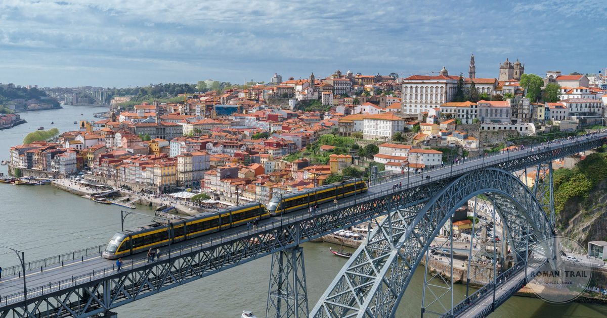 The Dom Luis I bridge over the Douro river in Porto, Portugal