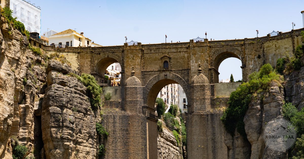 The Puente Nuevo connecting the cliffs above El Tajo gorge, Ronda, Spain