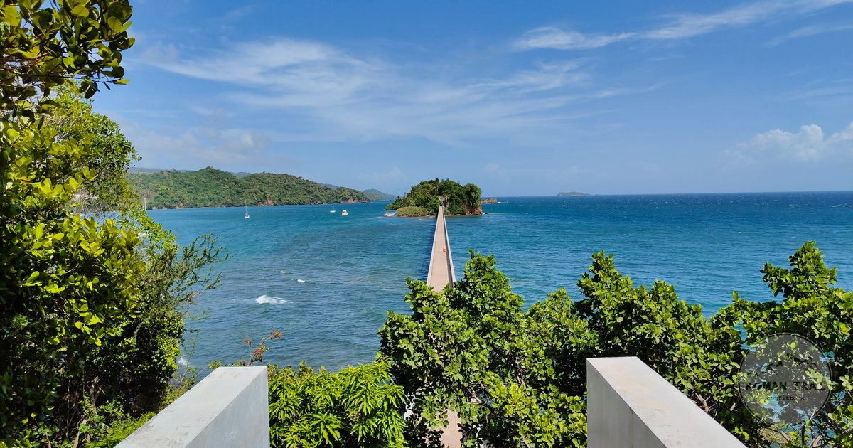 The bridge to Cayo Levantado over turquoise water at Samaná, Dominican Republic