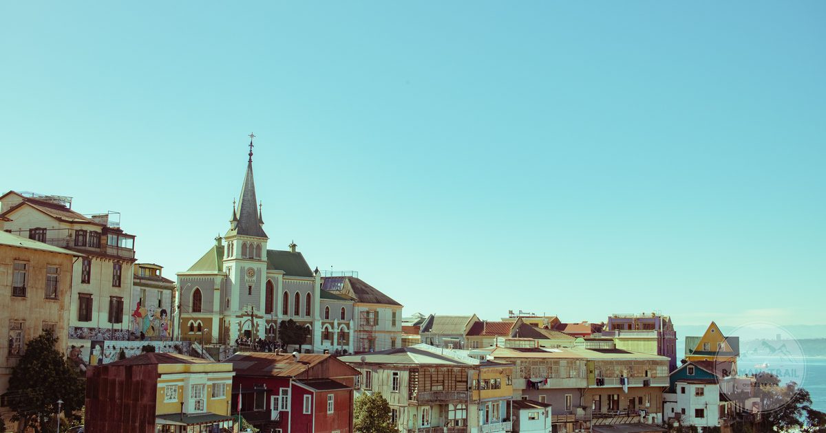 Brightly painted houses stacked across a Valparaiso cerro above the Pacific, Valparaiso travel guide for women by Roman Trail Outfitters